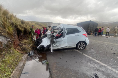 Situación. La religiosa quedó atrapada en su auto después del choque.