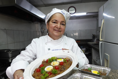 Julia prepara  relleno navideño desde hace 8 años.