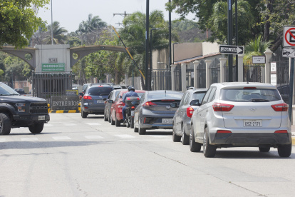 Tráfico. Las largas filas para ingresar a las urbanizaciones se forman casi a todas horas.