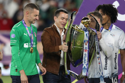 Jugadores de LDU Quito reciben la copa de campeones, por parte del presidente de la República del Ecuador, Daniel Noboa