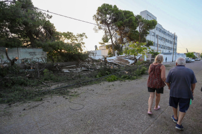 Residentes observan los daños causados por el temporal del sábado, en Bahía Blanca, provincia de Buenos Aires (Argentina).