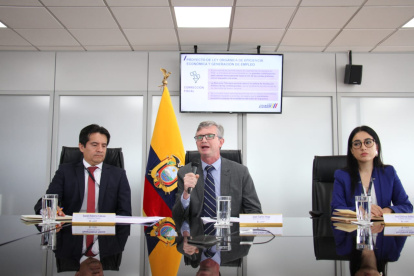 El ministro de Finanzas, Juan Carlos Vega (centro), en rueda de prensa este 18 de diciembre de 2023.