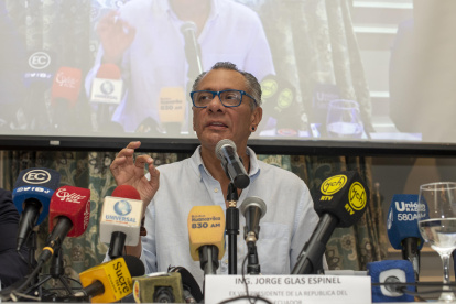El Gobierno de Ecuador solicitó este domingo a la Embajada de México que invite a Jorge Glas, un exvicepresidente en el Gobierno de Rafael Correa (2007-2017), a que abandone esa legación diplomática para que pueda ser detenido por la Policía, en cumplimiento de una investigación fiscal.

La Cancillería ecuatoriana, en un comunicado publicó el contenido de una nota enviada a la Embajada de México, donde Glas había acudido en medio de la orden de la fiscal general del Estado, Diana Salazar, para que la Policía lo ubique, localice, inmovilice y traslade hasta la sede del Ministerio Público en Quito.

El Ministerio de Relaciones Exteriores, "ante el requerimiento formulado por la Fiscalía General del Estado, se permite solicitar la urgente colaboración de las autoridades mexicanas a fin de que se invite al citado ciudadano a abandonar dicha representación diplomática, inmediatamente".

El objetivo es que Glas "cumpla con su obligación de presentarse ante el fiscal de la Unidad de Fuero de Corte Nacional" y se someta a "varias diligencias investigativas dentro de los procesos judiciales en curso" y en los que "se encuentra inculpado y procesado", agregó en el escrito.

La Cancillería ecuatoriana, además, aseguró que "apreciará que la Honorable Embajada de los Estados Unidos Mexicanos le haga llegar de inmediato la información relativa a la razón de la presencia del señor Jorge Glas en la sede de esa representación diplomática".

Asimismo, el Gobierno ecuatoriano consideró "que no sería lícita" una eventual concesión de asilo diplomático a Glas, en virtud del Artículo III de la Convención sobre Asilo Diplomático de 1954 que descarta ese derecho a personas que estuvieren "inculpadas o procesadas en forma ante tribunales ordinarios competentes".

No obstante, ese artículo salva en caso de que "los hechos que motivan la solicitud de asilo, cualquiera que sea el caso, revistan claramente carácter político".

Además, la Convención señala que las personas inculpadas en delitos que, "de hecho penetraren en un lugar adecuado para servir de asilo, deberán ser invitadas a retirarse o, según el caso, entregadas al gobierno local, que no podrá juzgarlas por delitos políticos anteriores al momento de la entrega".

La fiscal general de Ecuador, Diana Salazar, ordenó a la Policía que localice y detenga con fines de investigación a Glas, que ya estuvo en la cárcel entre 2017 y 2022 por casos de supuesta corrupción, que él niega.

El pasado 29 de noviembre, el juez Luis Rivera dejó en manos de la Asamblea Nacional (Parlamento), por el fuero de corte, la posibilidad de abrir un nuevo juicio contra Glas por un caso de malversación de fondos públicos, decisión que la Fiscalía calificó en su momento de "innecesaria y dilatoria" al no ser ya un funcionario público.

Glas incluso había reivindicado su inocencia en dos casos por presunta asociación ilícita y cohecho, luego de que la Justicia de Brasil anulara pruebas del entramado de corrupción de la constructora Oderbrecht, que también apuntaban al exvicepresidente ecuatoriano.