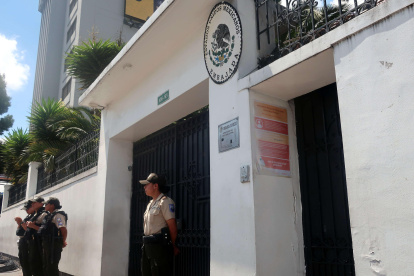 Policías custodian afuera de la Embajada de México en Ecuador hoy, en Quito (Ecuador).