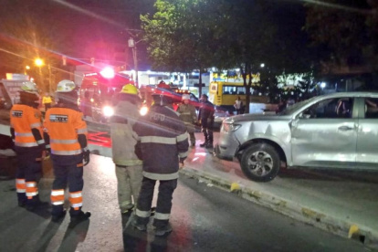 Personal bomberil y paramédicos acudieron al sitio, la madrugada de este lunes 18 de diciembre.