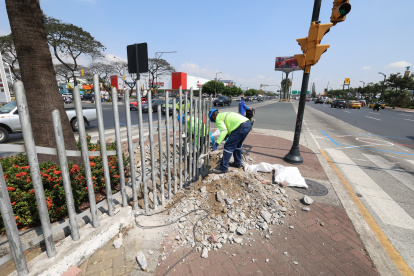 En la avenida de las Américas se realizan labores para la construcción de un paso elevado.
