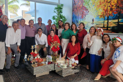 Veintiocho excompañeros, algunos con sus respectivas parejas, decidieron reunirse en un almuerzo para festejar estas fechas.