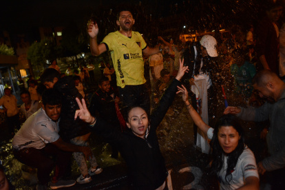 El frío no fue impedimento para el tradicional baño en la pileta de unos eufóricos hinchas albos que se dieron cita en el lugar donde nación el cuadro universitario.