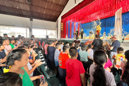Grupo. A la sinfónica se le suma un coro de niños.