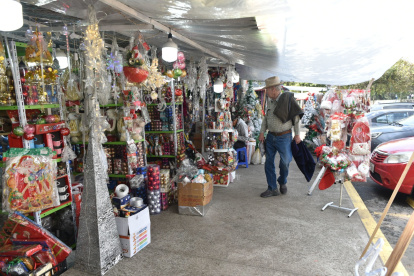 Los precios de los accesorios navideños varían según el tamaño, material y sector.