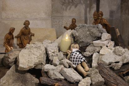Un Niño Jesús que no está en el pesebre sino entre ruinas, como las que sepultan a diario en Gaza a muchos niños, es el nacimiento montado esta Navidad en una iglesia de Belén.