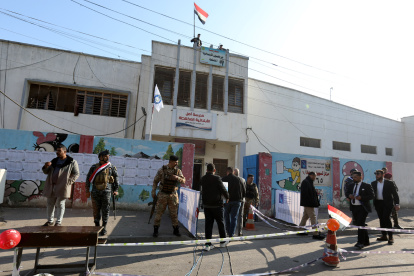Policías iraquíes hacen guardia en Bagdad en las elecciones provinciales, el 18 de diciembre de 2023.