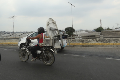 Motorizado con exceso de carga.