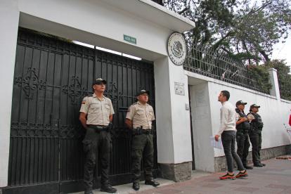 Disposición. Uniformados permanecen en las puertas de ingreso de la Embajada de México en Quito.