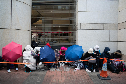 Los partidarios hacen cola frente a los edificios de la Corte de West Kowloon en Hong Kong, China.