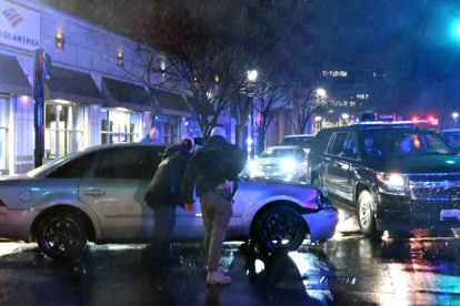 En la imagen se observa el automóvil chocó contra una camioneta de la caravana del equipo de seguridad del presidente Joe Biden.