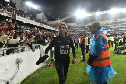 El eufórico festejo de Luis Zubeldía con la hinchada de Liga de Quito en el estadio Rodrigo Paz tras coronarse como campeón de la LigaPro.