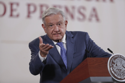 El presidente de México, Andrés Manuel López Obrador, habla durante una rueda de prensa matutina hoy, en el Palacio Nacional en la Ciudad de México (México).
