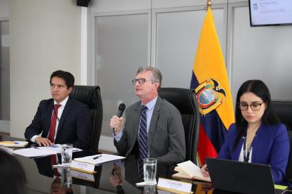 El ministro de Economía y Finanzas, Juan Carlos Vega (centro), en su primera rueda de prensa que se realizó este 18 de diciembre de 2023.