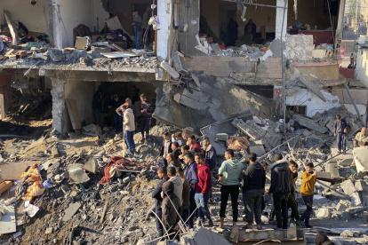 Más de 200 gazatíes, la mayoría niños, murieron en las últimas 24 horas en la Franja de Gaza a causa de los ataques aéreos y de artillería del Ejército israelí en distintos puntos del enclave.