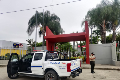 Agentes policiales llegaron hasta el centro comercial en La Aurora para recabar información sobre el robo a los locales.