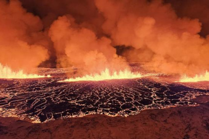 Volcán en erupción en la península de Reykjaness, Islandia.