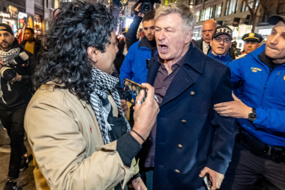Alec Baldwin durante la pelea con el hombre. Afortunadamente, la policía intervino a tiempo.
