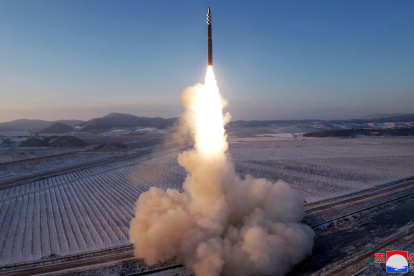 Una fotografía publicada por la oficial Agencia Central de Noticias de Corea del Norte (KCNA) muestra el lanzamiento de un misil balístico intercontinental (ICBM) de combustible sólido Hwasong-18, en un lugar no revelado.