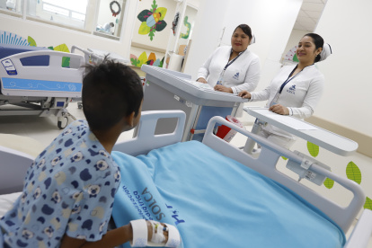 Las labores de Paola y Daisy en SOLCA van más allá de lo clínico. También intentan mantener con ánimos a sus pequeños pacientes.