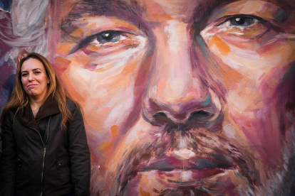 Stella Moris, esposa del periodista australiano fundador de WikiLeaks, Julian Assange, ante un mural con la cara de su esposo