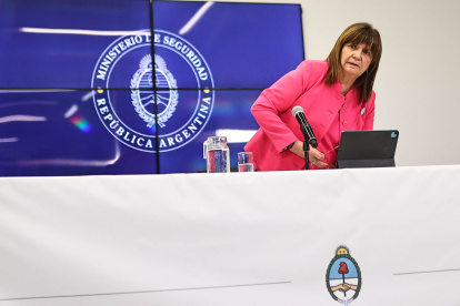 La Ministra de seguridad Patricia Bullrich habla durante una rueda de prensa en Buenos Aires (Argentina).