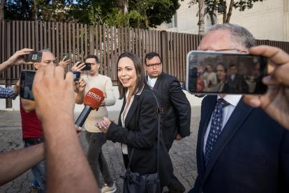 María Corina Machado, principal líder opositora y candidata presidencial en Venezuela, fue registrada el pasado 15 de diciembre, al atender a la prensa, a la salida del Tribunal Supremo de Justicia, en Caracas (Venezuela).