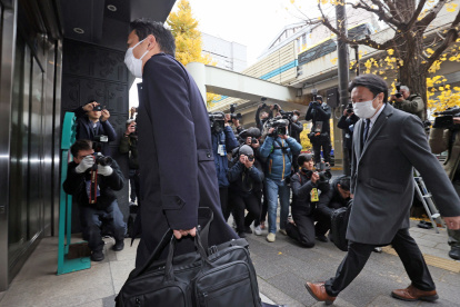 Los miembros de investigación especial de la Fiscalía Pública del Distrito de Tokio ingresan al edificio que alberga al Seiwaken, una facción gobernante del Partido Liberal Democrático (PLD), en Tokio, el 19 de diciembre de 2023.