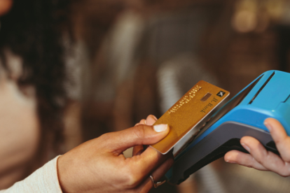 Tarjeta.- El uso de los plásticos para pagar una cuenta.