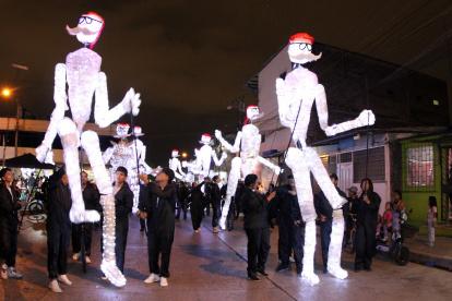 Actividad. Las enormes figuras desfilaron en cooperativas del sur.