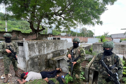 Las FF.AA. ejecutan patrullajes en el sector de Vuelta Larga, en Esmeraldas..Fueron detenidos dos miembros de G.D.O, quienes se dedicaban al microtráfico y extorsiones.