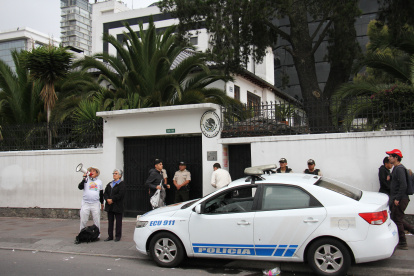 La Policía Nacional permanece en los exteriores de la Embajada de México desde que se conoció que Jorge Glas está en el sitio.