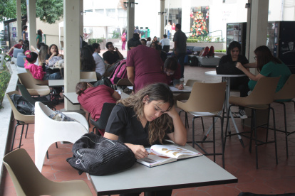 Situación. Los jóvenes acuden a estos préstamos con el fin de obtener una educación de mejor nivel, pero muchos terminan con deudas impagables.