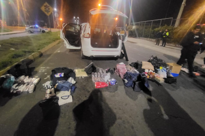Según los primeros indicios que maneja la Policía Nacional los objetos eran movilizados en un automóvil blanco.