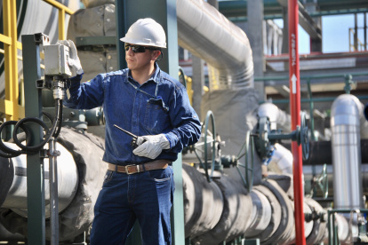Un trabajador de la estatal Petroecuador revisa uno de los sistemas de procesamiento del Bloque 43-ITT, en el Parque Nacional Yasuní