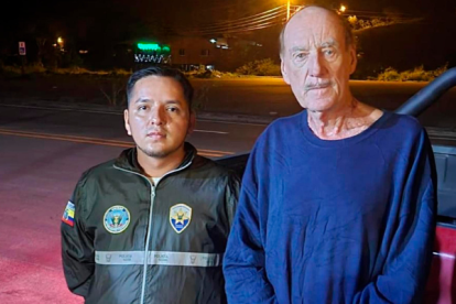 Fotografía cedida por la Policía de Ecuador de Colin Armstrong (d) luego de su liberación.