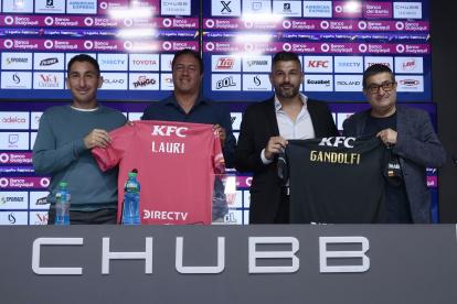 Javier Gandolfi (segundo de la derecha), junto a un directivo de Independiente y parte de su cuerpo técnico.