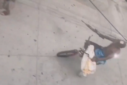 El video donde se observa al sujeto con el arma se volvió viral en redes sociales