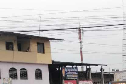 Luego del hecho, se observó como la furgoneta quedó a un lado de la vía con el parabrisas dañado.