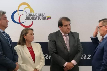 Holguer Jaime Canseco Guerrero (izquierda) se posesiona como nuevo Director
General del Consejo de la Judicatura.