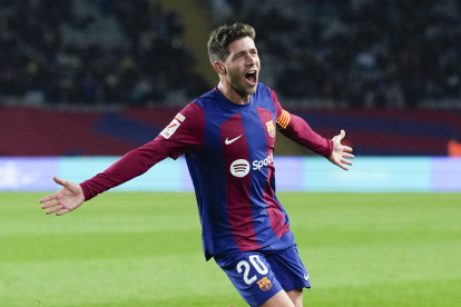 BARCELONA, 20/12/2023.- El defensa del FC Barcelona Sergi Roberto celebra tras anotar el 2-1 que adelanta a su conjunto durante el encuentro correspondiente a la jornada 18 de LaLiga EA Sports disputado este miércoles entre el FC Barcelona y la UD Almería en el estadio Olímpico Lluís Companys de Barcelona. EFE/ Alejandro Garcia