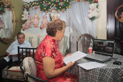 Virtualidad. Ángela Roa se conecta con varios familiares a través de internet para realizar la novena. Ella pide que frenen los asesinatos.