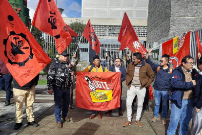 El FUT realizó un plantón en rechazo de la ley económica urgente aporbada por la Asamblea.