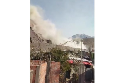 En la imagen se observa cómo la ladera de un cerro se fractura tras el movimiento sísmico de la mañana de este martes 20 de diciembre de 2023, en las cercanías de Arequipa (Perú).