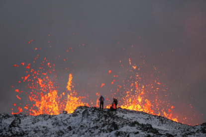 Un equipo de científicos trabaja, en la cresta de una fisura volcánica mientras sale lava durante una erupción volcánica, cerca de la ciudad de Grindavik, en la península de Reykjanes (Islandia).